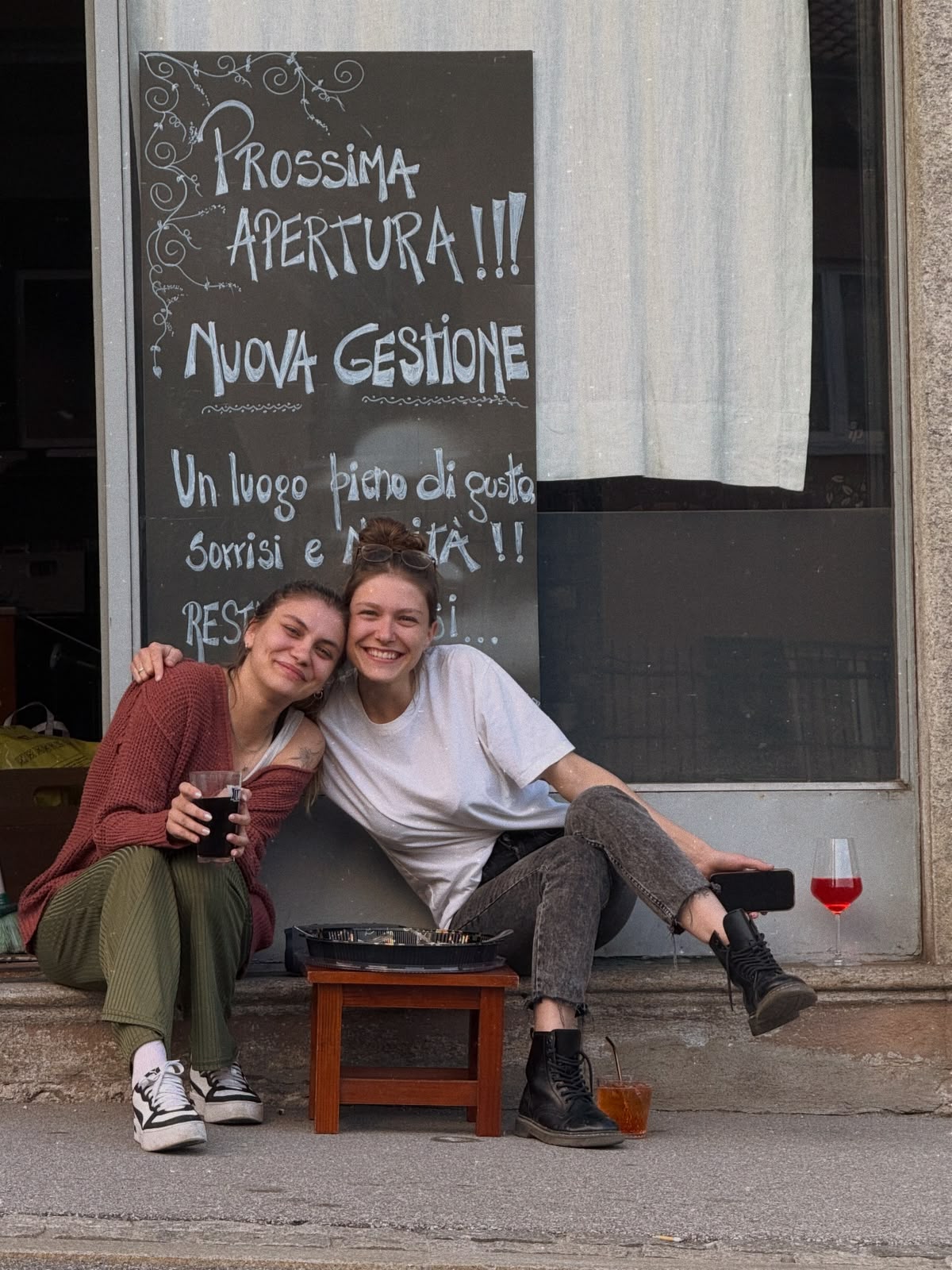 Le due sorelle davanti al bar al CENTRALE