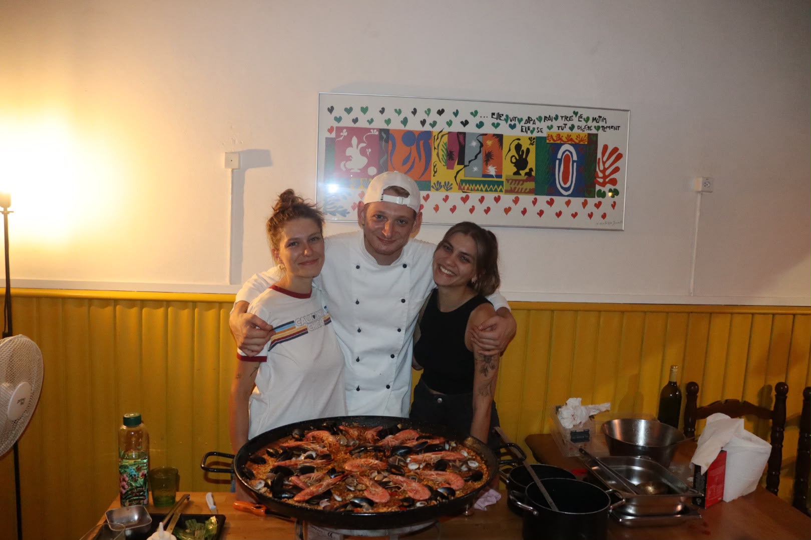 Il team durante la serata paella
