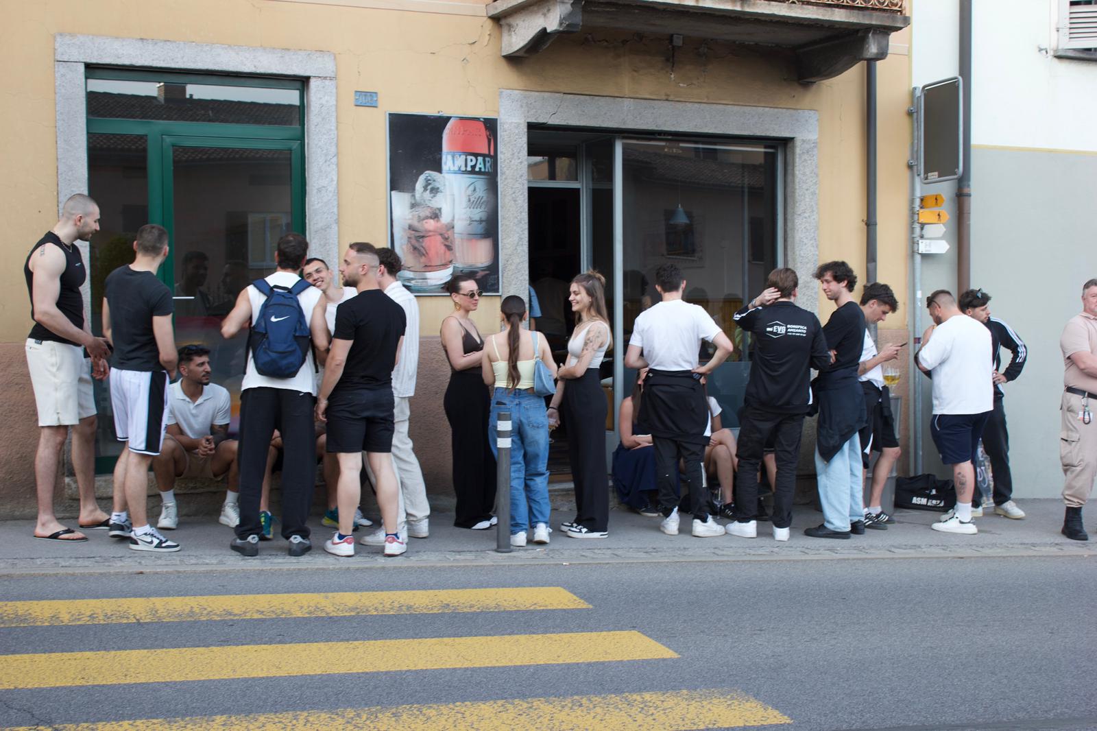 Ospiti davanti al bar