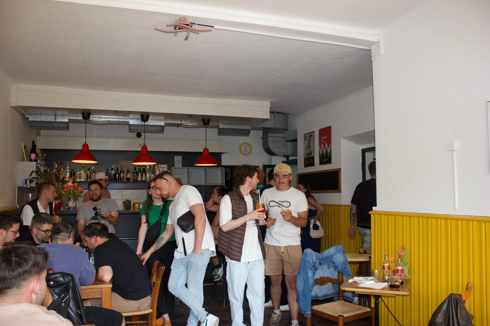 Una serata tra amici all’interno
